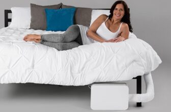 BedJet-Gerät mit einer Frau, die darauf liegt und die Vorteile genießt