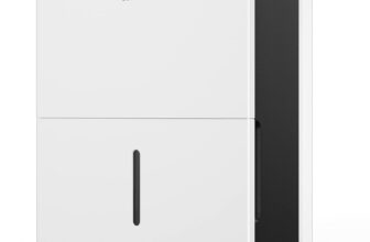 Seitenansicht des Comfee MDDP-30DEN7 Luftentfeuchters, hervorhebung der schlanken Form und der mobilen Rollen.